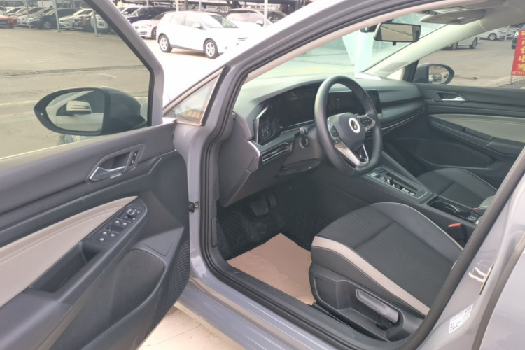 Volkswagen Golf 2022 car image #12