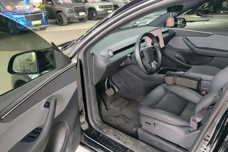 Tesla Model Y 2025 #16 Tesla Model Y 2025 car image #16