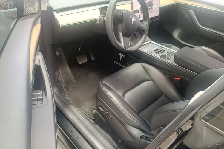 Tesla Model Y 2023 immagine di auto #16