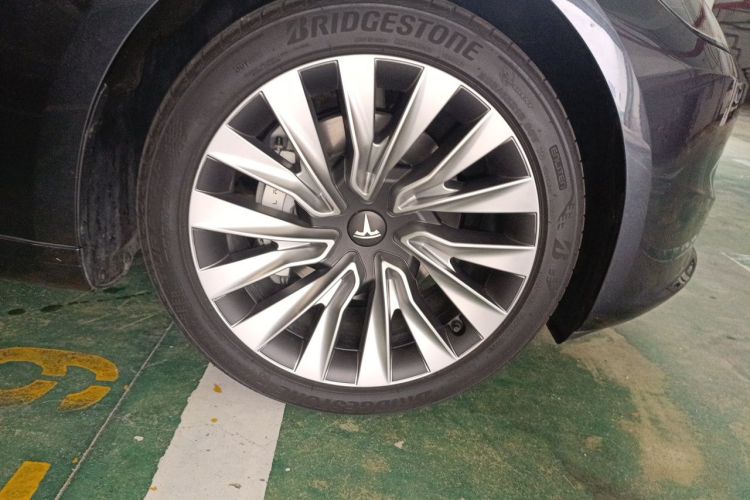 Tesla Model 3 2025 car image #9