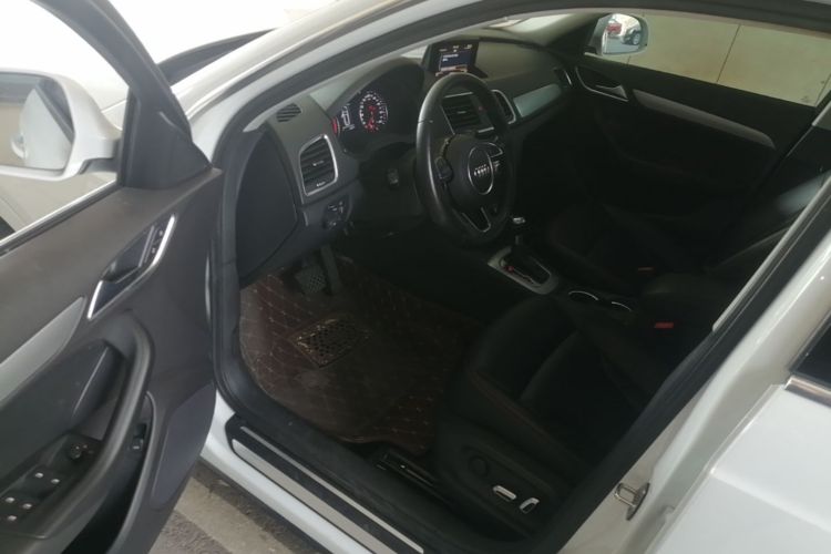 Audi Q3 2017 car image #16