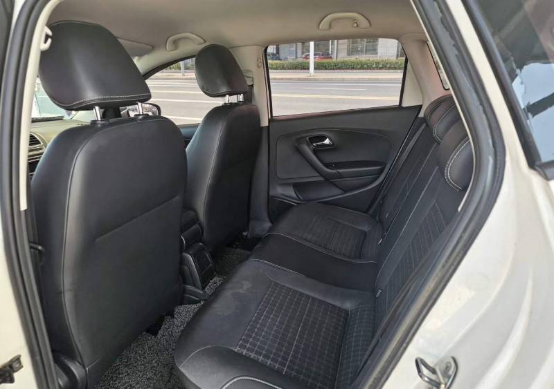 Volkswagen Polo 2015 car image #9