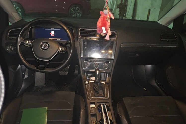 Volkswagen Golf 2020 car image #7