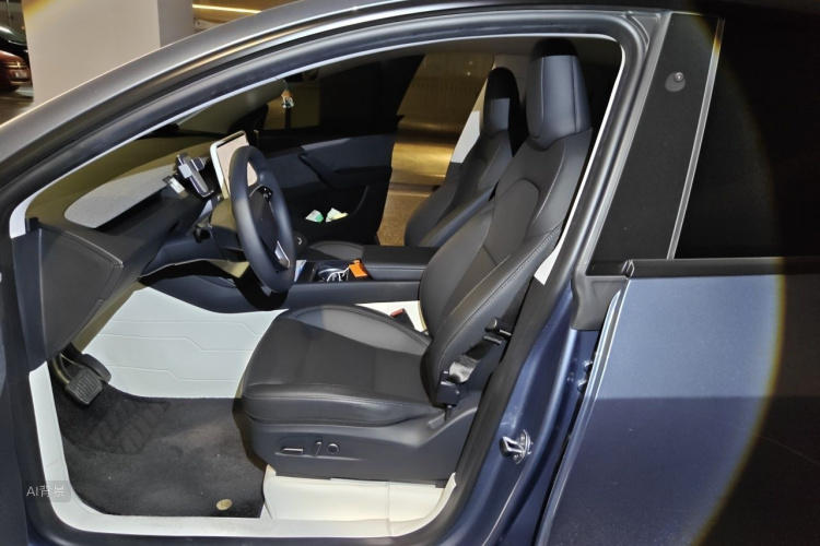 Tesla Model Y 2025 immagine di auto #17