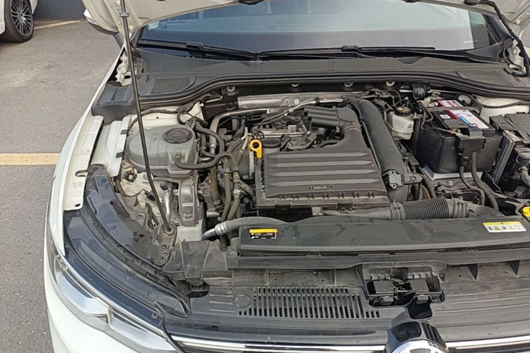 Volkswagen Golf 2021 car image #23