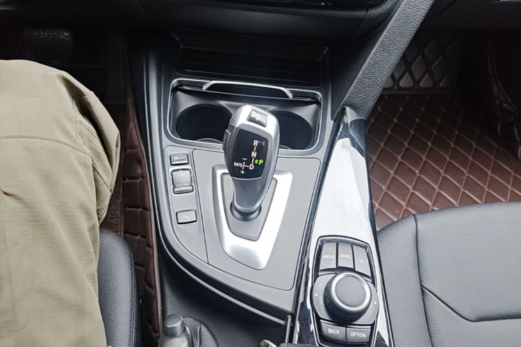 BMW 3 Series 2017 صورة سيارة #14
