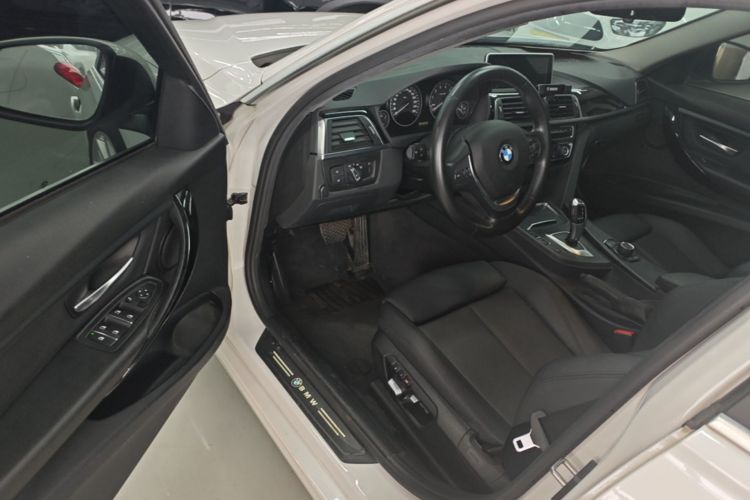 BMW 3 Series 2017 car image #16
