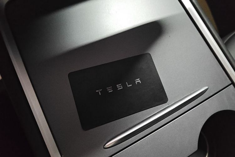 Tesla Model Y 2023 car image #9