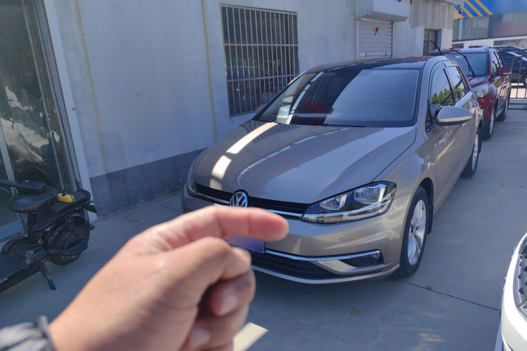 Volkswagen Golf 2018 car image #5