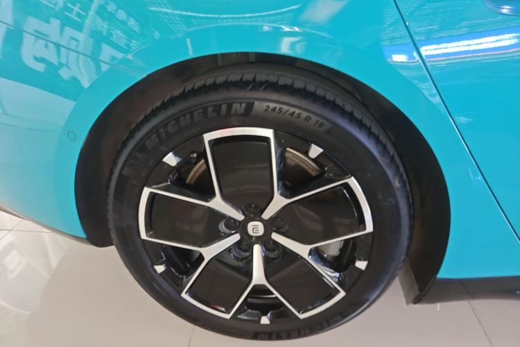 MI SU7 2025 immagine di auto #3