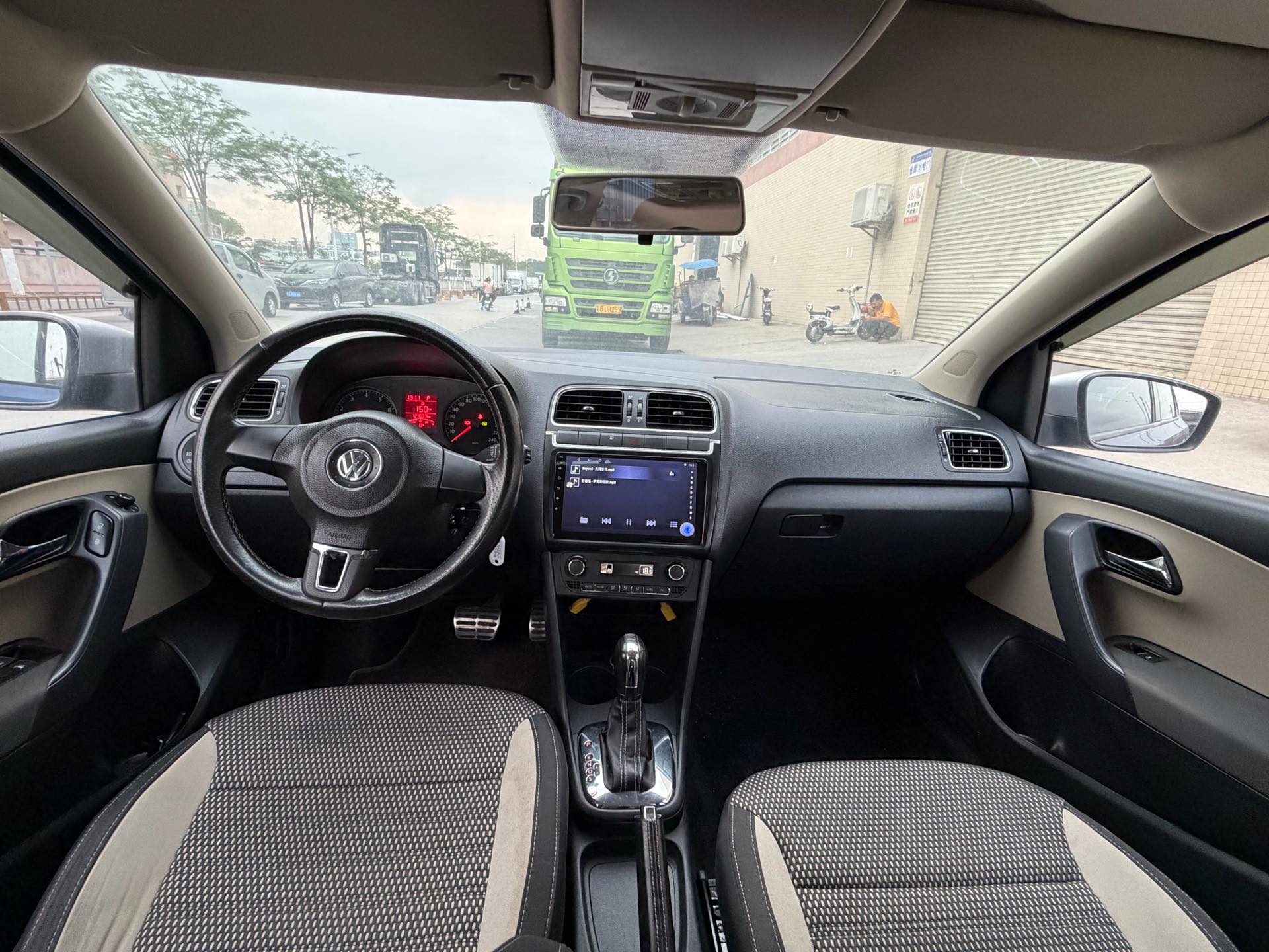 Volkswagen Polo 2013 car image #9