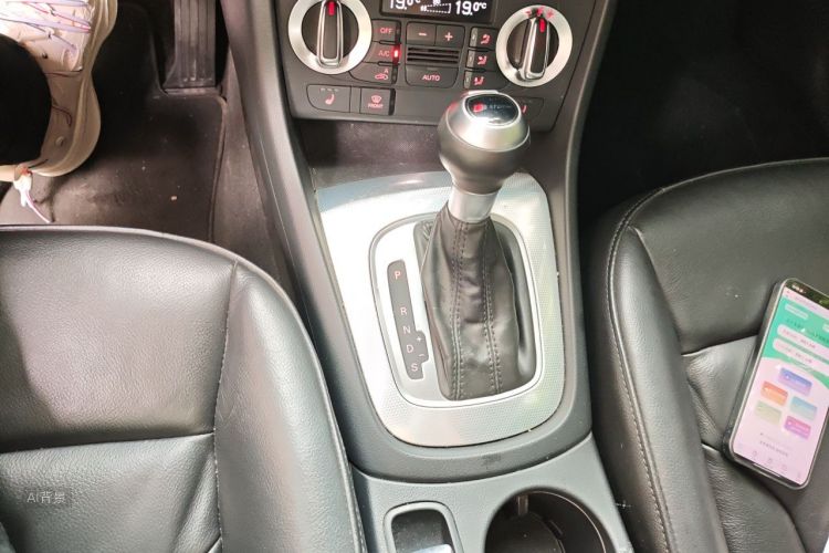 Audi Q3 2015 car image #16