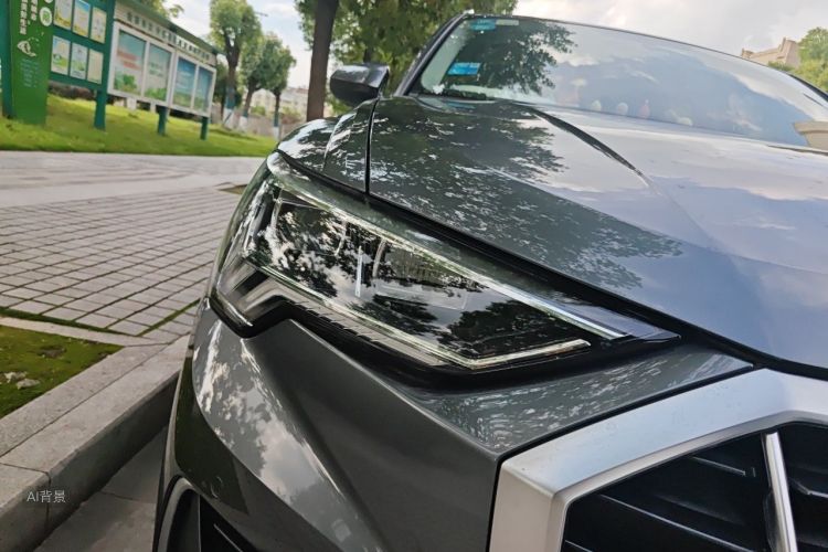 Audi Q3 2020 car image #8