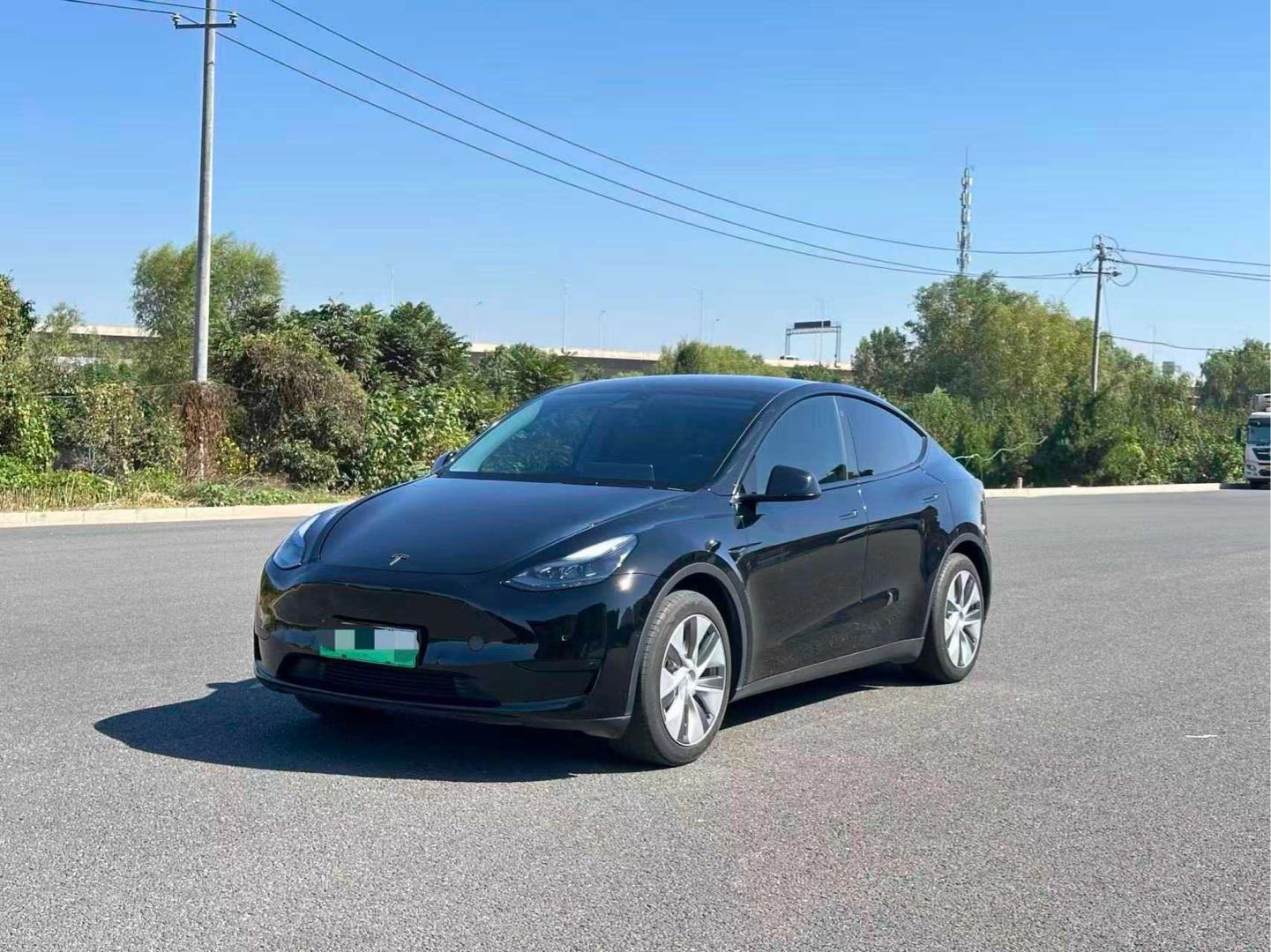 Tesla Model Y 2023 صورة سيارة #2