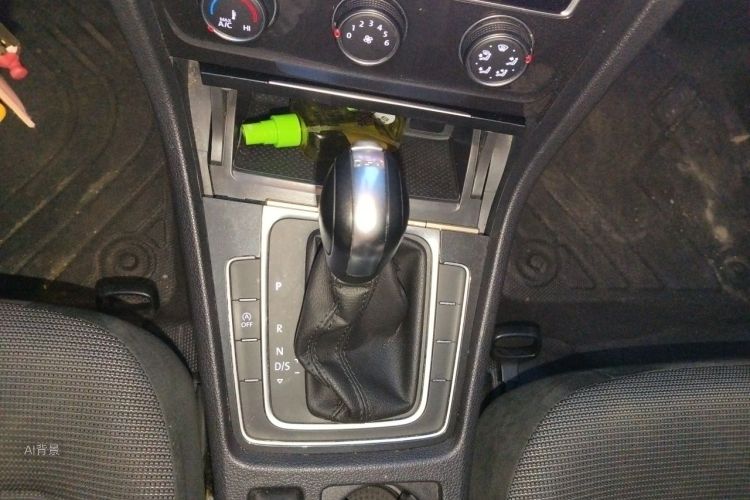 Volkswagen Golf 2020 car image #16