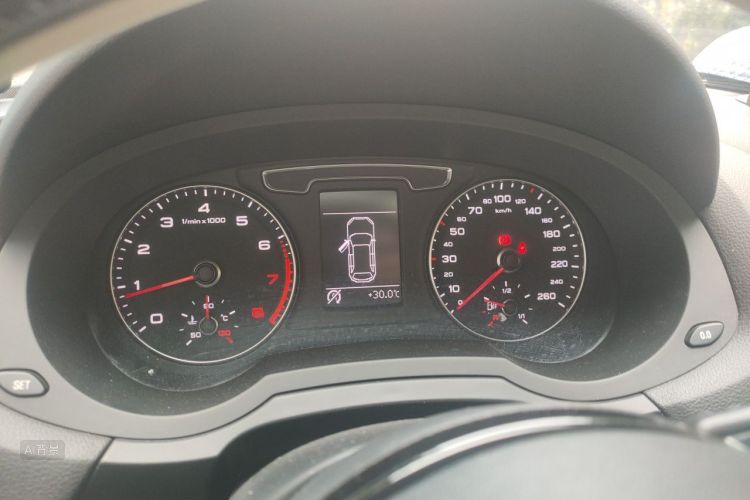 Audi Q3 2016 car image #13