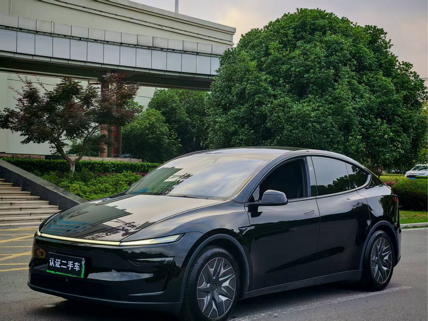 Tesla Model Y L 2025 Tesla Model Y L 2025 car image