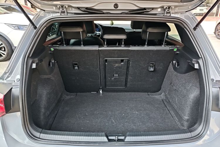 Volkswagen Golf 2023 car image #19