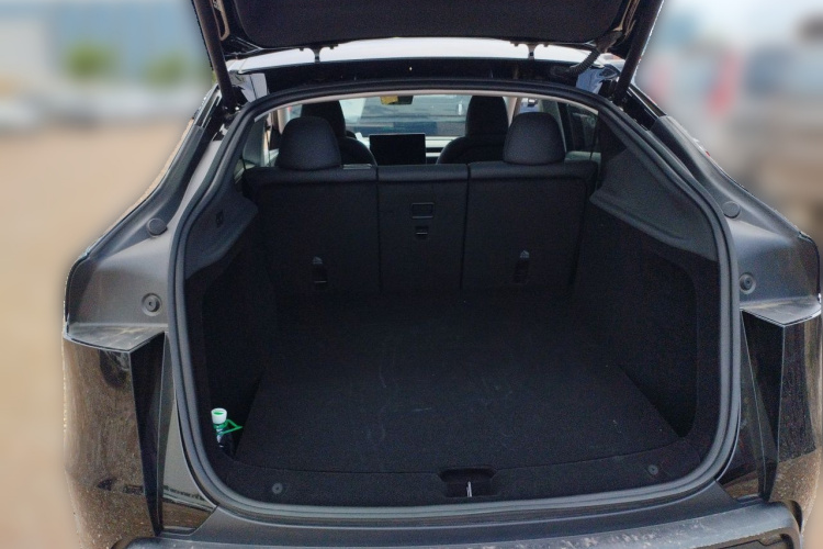 Tesla Model Y 2025 immagine di auto #17