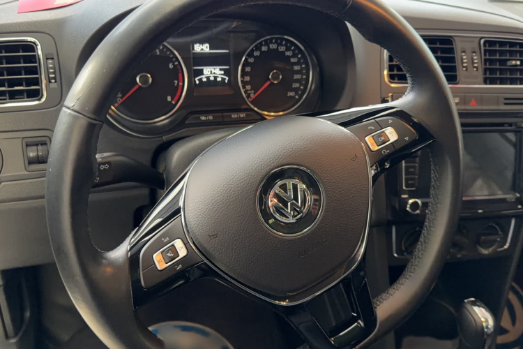 Volkswagen Polo 2016 car image #11