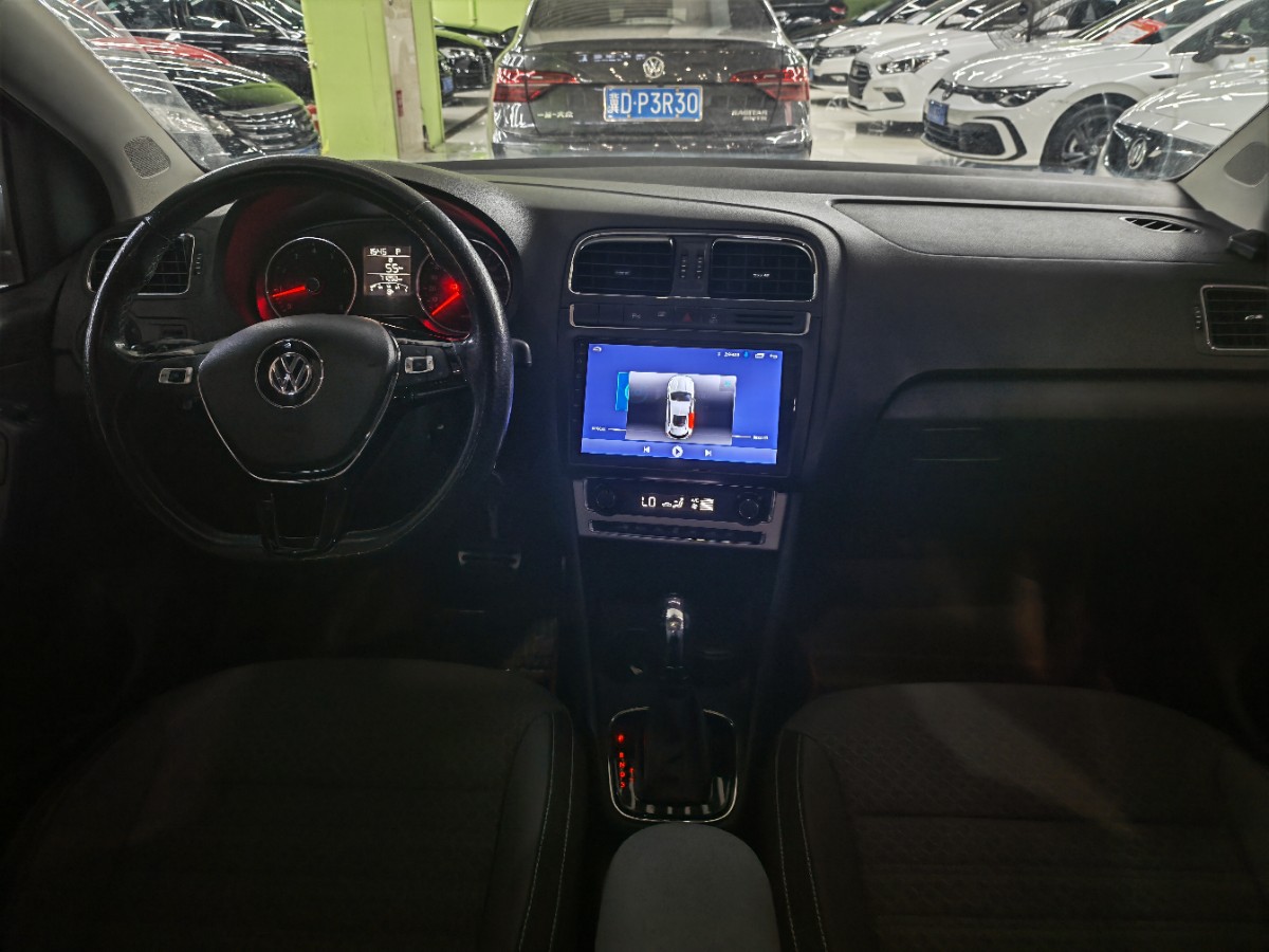 Volkswagen Polo 2015 car image #10