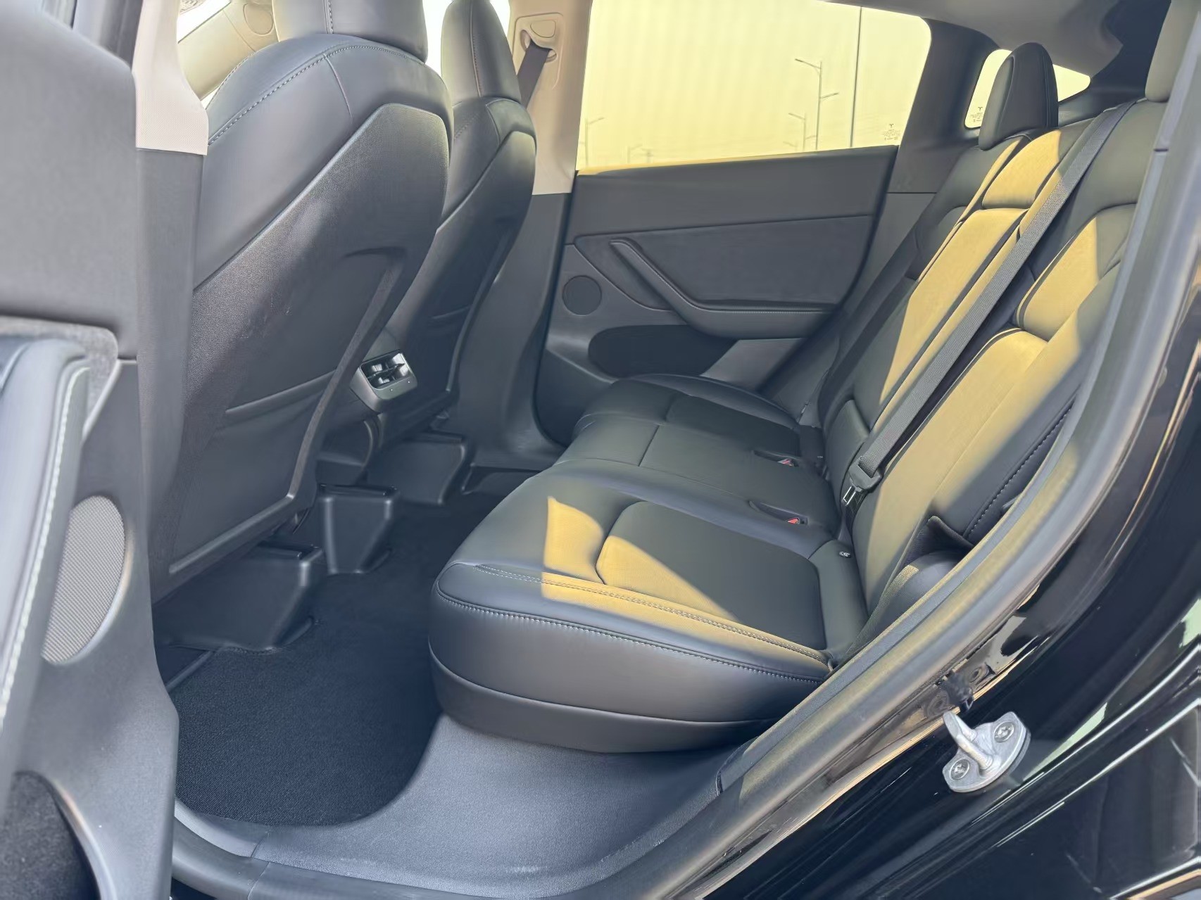 Tesla Model Y 2022 car image #2