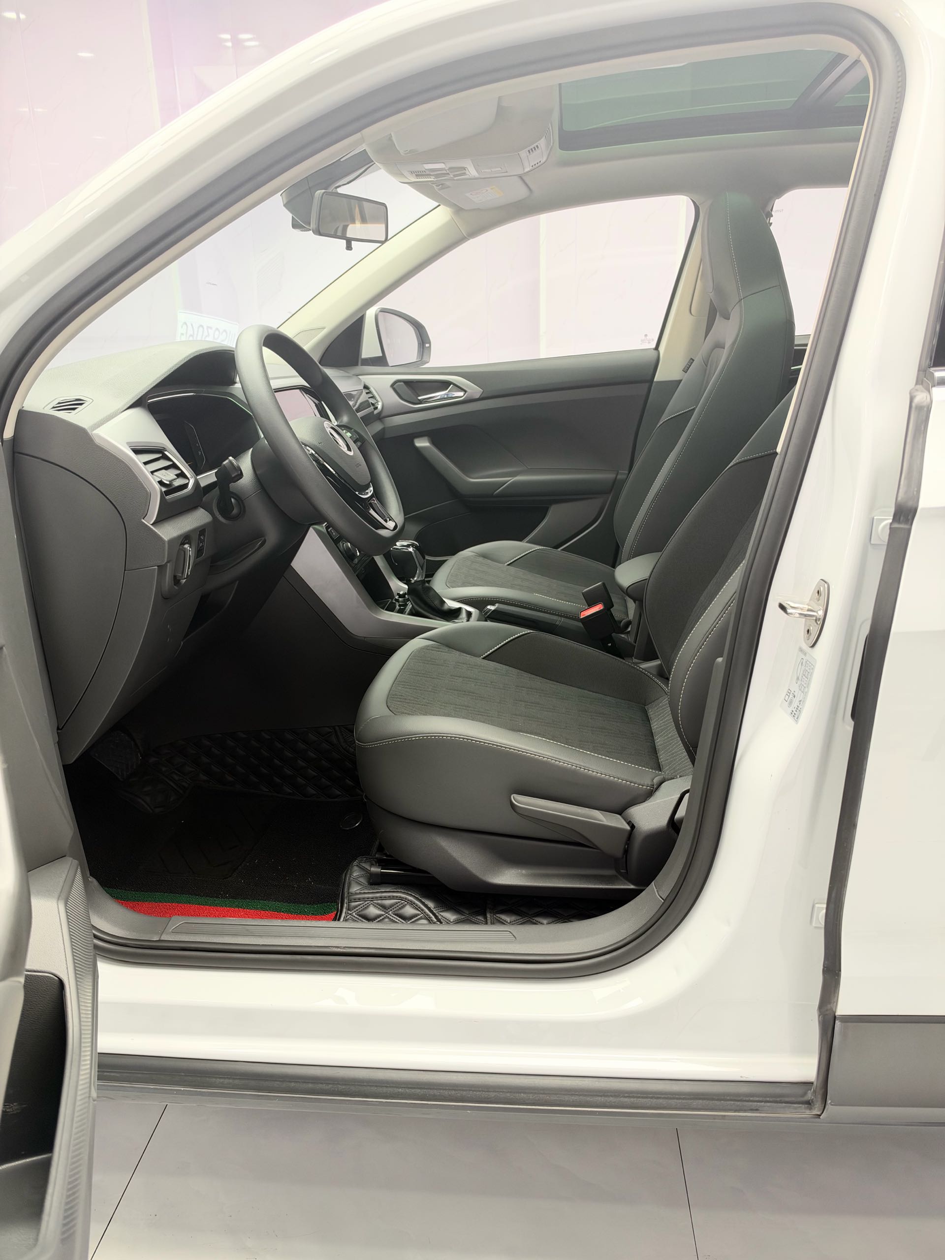 Volkswagen T-Cross 2022 car image #6