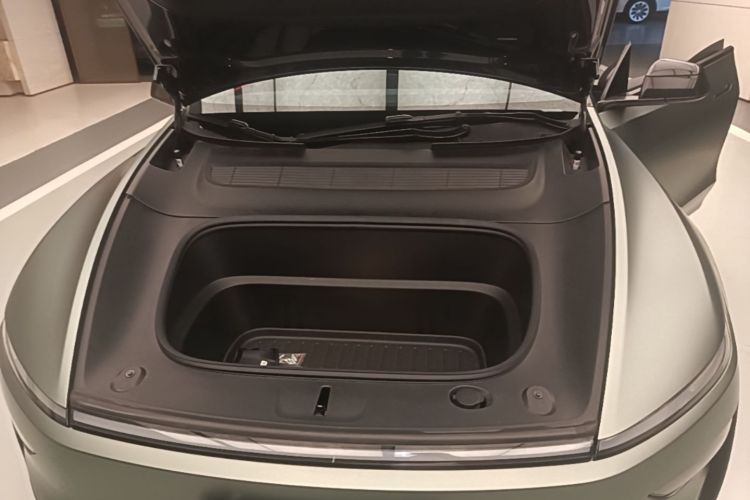 Tesla Model Y 2025 car image #20
