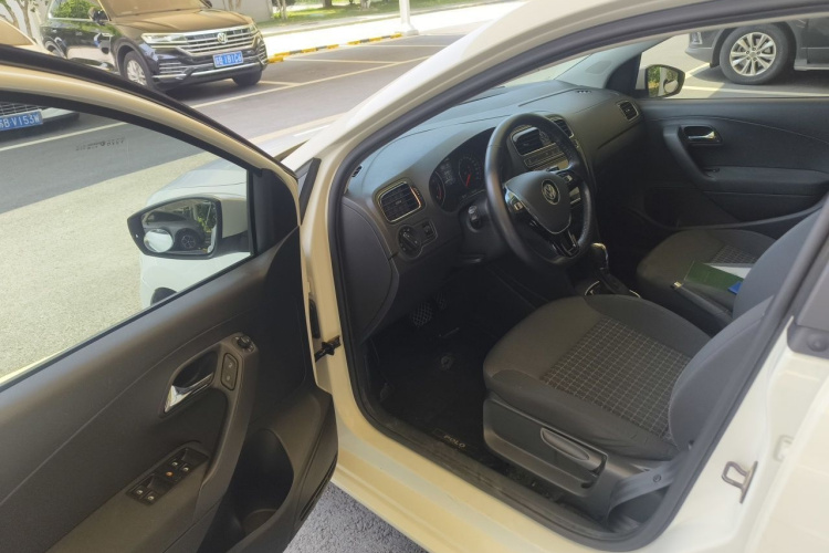 Volkswagen Polo 2018 car image #9