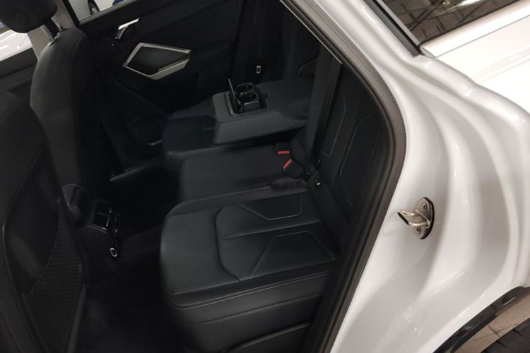 Audi Q3 2021 car image #17
