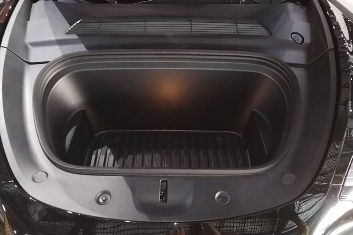 Tesla Model Y 2023 car image #11