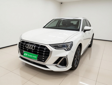 Audi Q3 2023 immagine di auto 