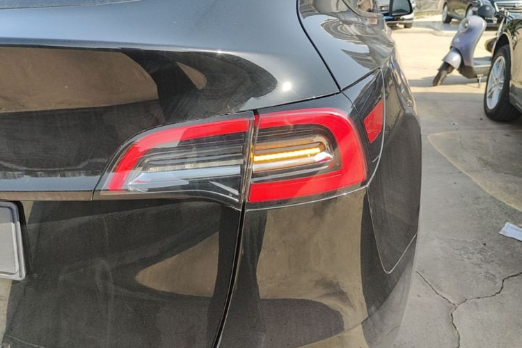 Tesla Model Y 2023 car image #8
