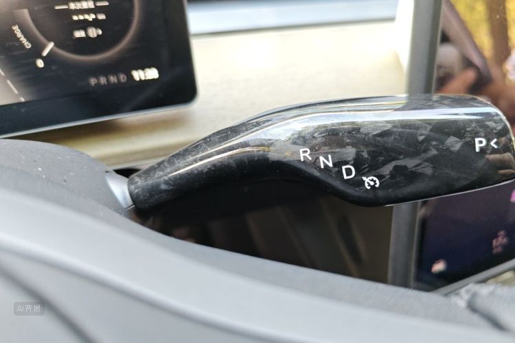 Tesla Model Y 2023 car image #16