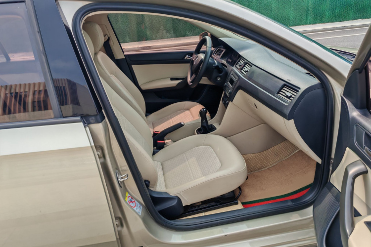 Skoda Rapid 2014 image de voiture #13