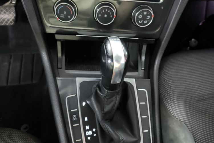 Volkswagen Golf 2018 car image #14