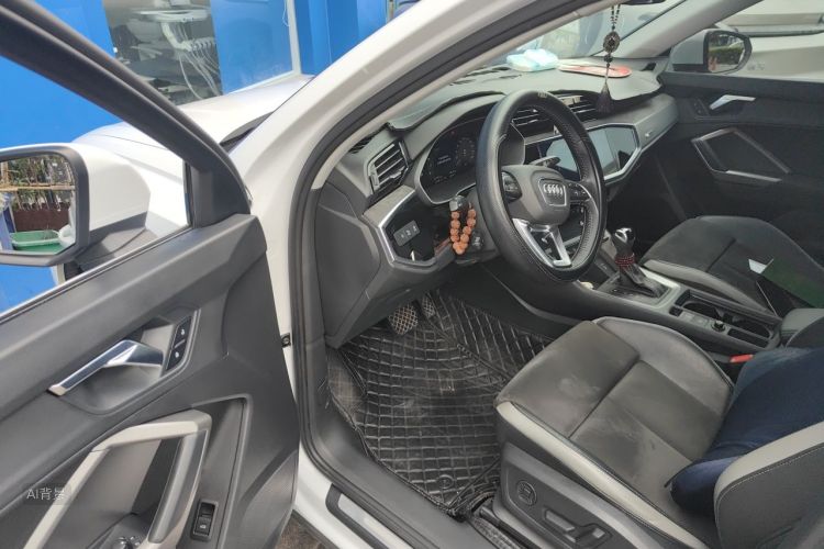 Audi Q3 2020 car image #18