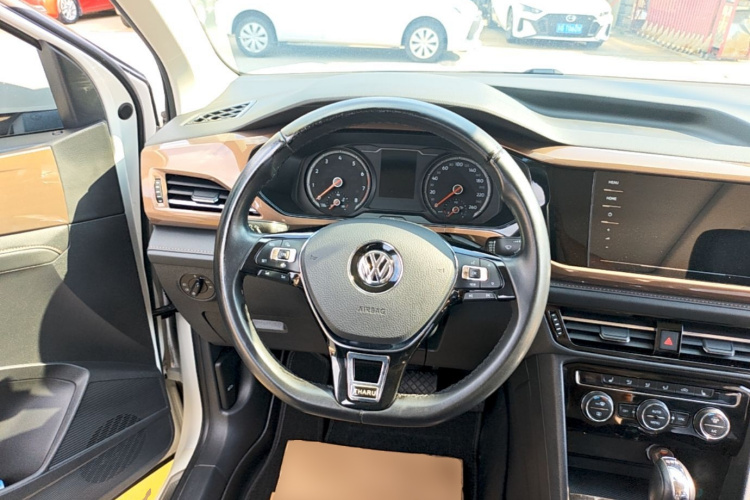 Volkswagen Tharu 2020 car image #15