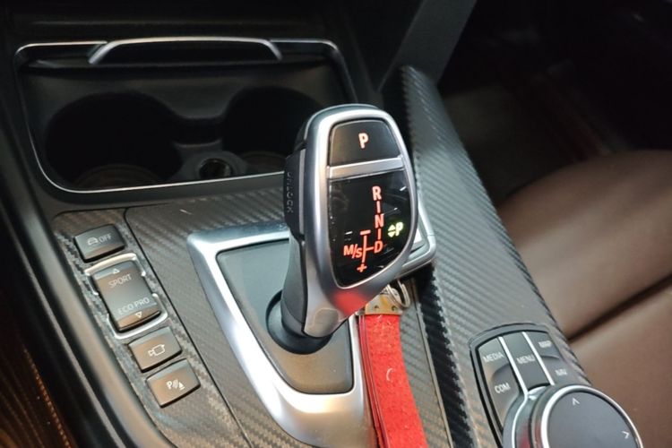 BMW 3 Series 2018 car image #16