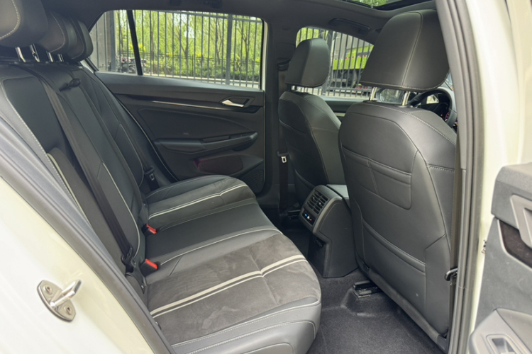 Volkswagen Golf 2021 car image #20