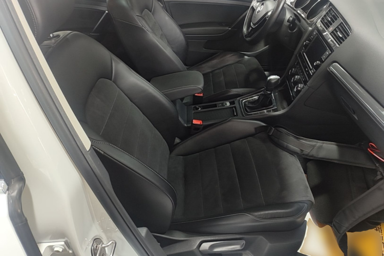 Volkswagen Golf 2018 car image #25