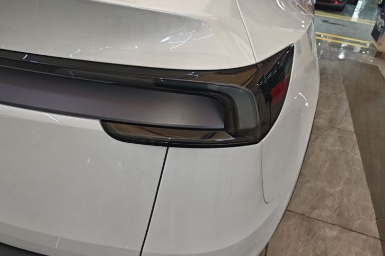 Tesla Model Y 2025 #8 Tesla Model Y 2025 immagine di auto #8