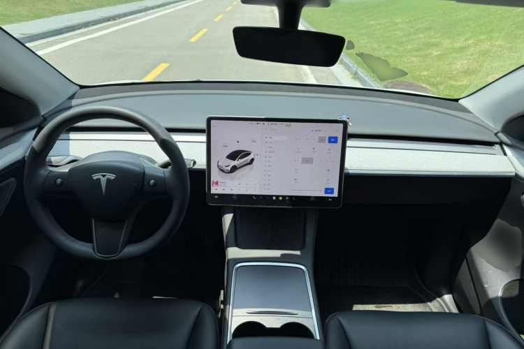 Tesla Model Y 2023 car image #11