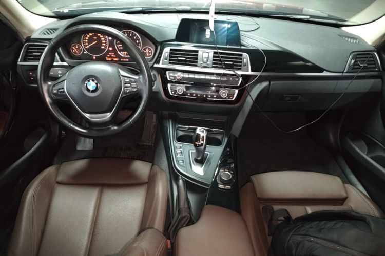 BMW 3 Series 2018 car image #10