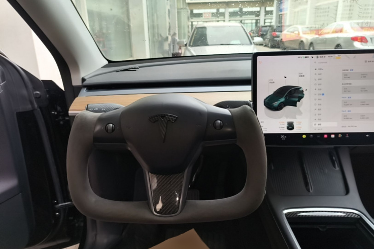 Tesla Model Y 2023 car image #11