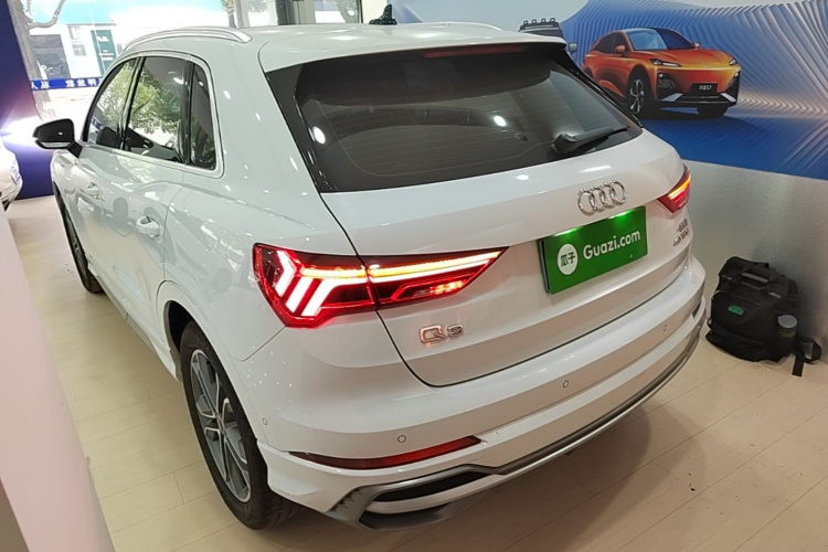 Audi Q3 2023 car image #5