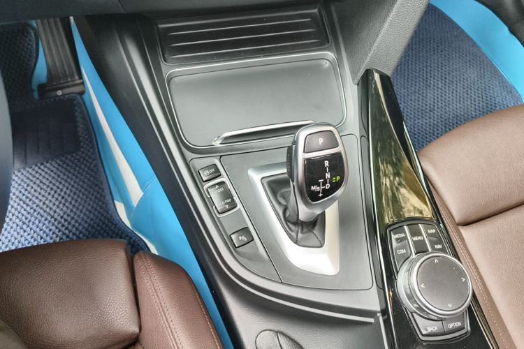 BMW 3 Series 2018 #14 BMW 3 Series 2018 صورة سيارة #14