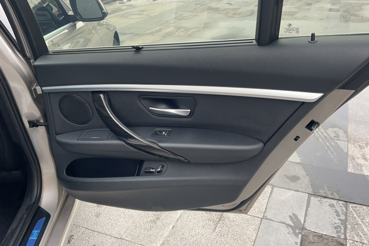 BMW 3 Series 2018 car image #28