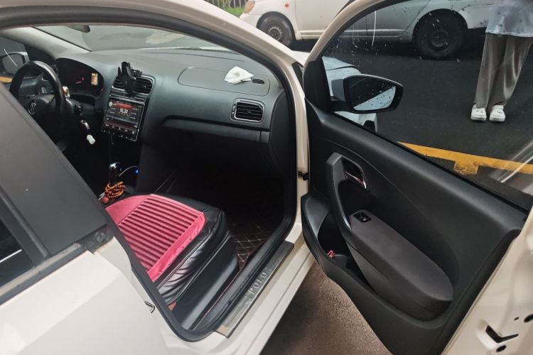 Volkswagen Polo 2015 car image #21