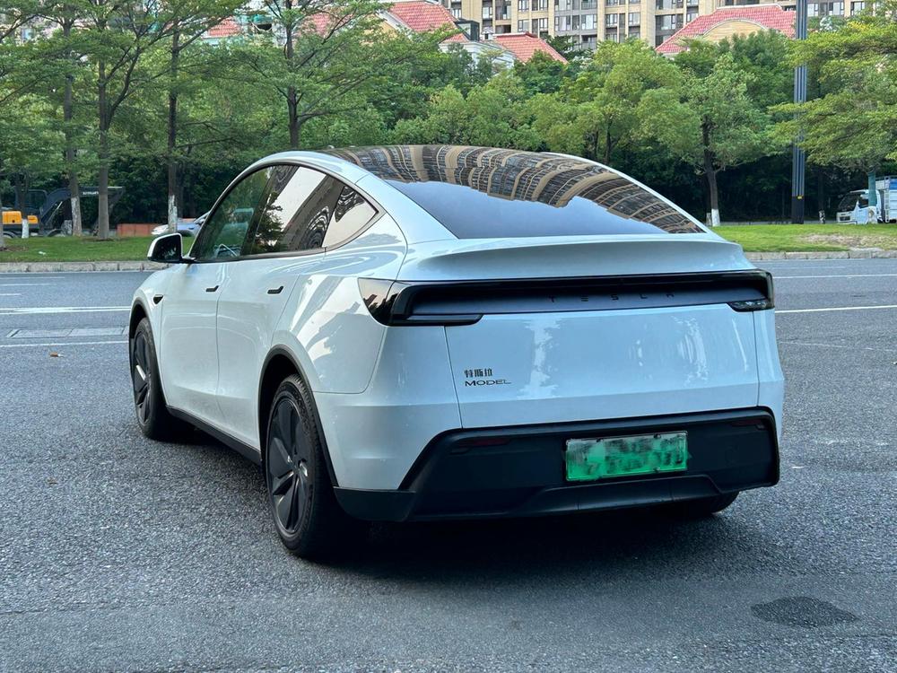 Tesla Model Y 2025 #4 Tesla Model Y 2025 immagine di auto #4